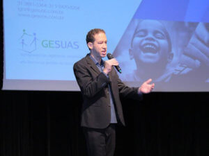 Igor Guadalupe apresenta as soluções do GESUAS no Demo Day do BrazilLAB.
